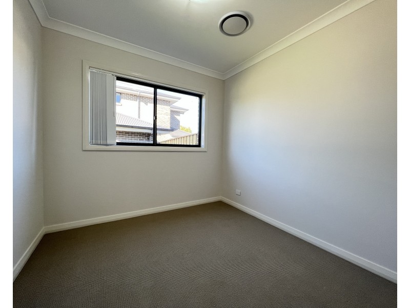 8 Potts Street, Oran Park NSW 2570