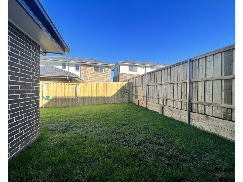 8 Potts Street, Oran Park NSW 2570