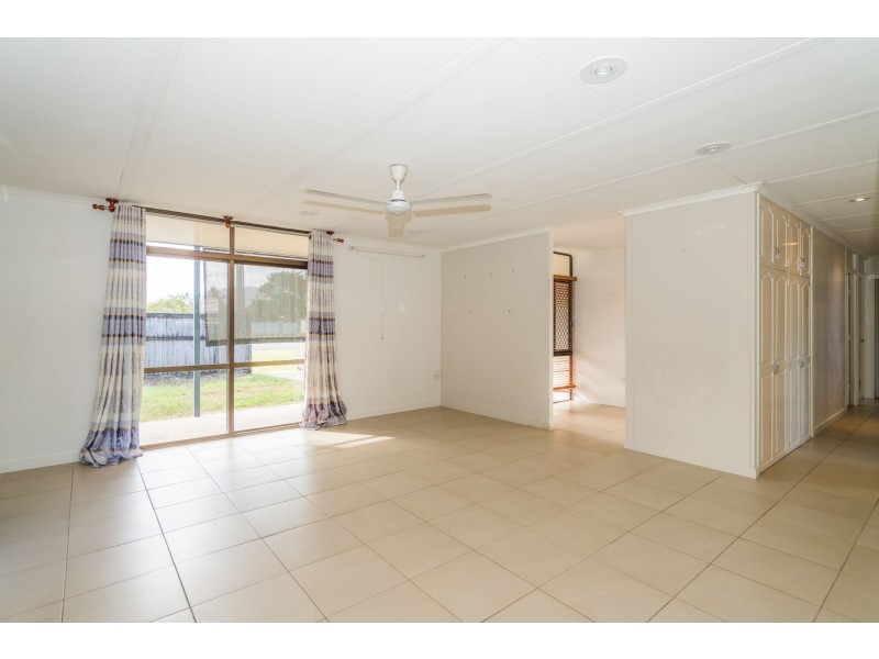 15 Veivers Close, Westcourt QLD 4870