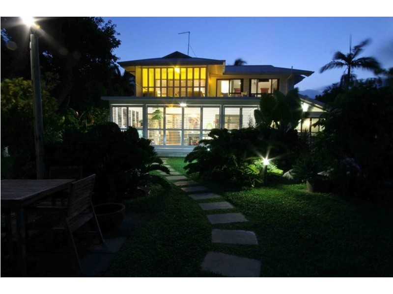 18 Hibiscus Lane, Holloways Beach QLD 4878