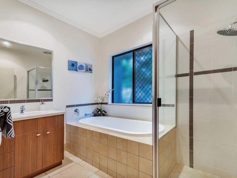 5 Hughes Close, Redlynch QLD 4870