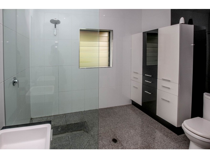 25 Collinson Street, Westcourt QLD 4870