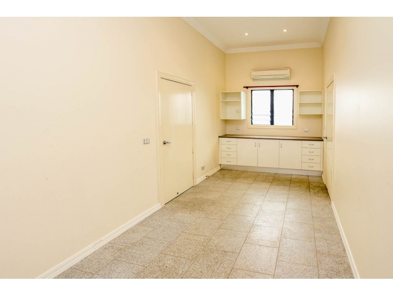 25 Collinson Street, Westcourt QLD 4870