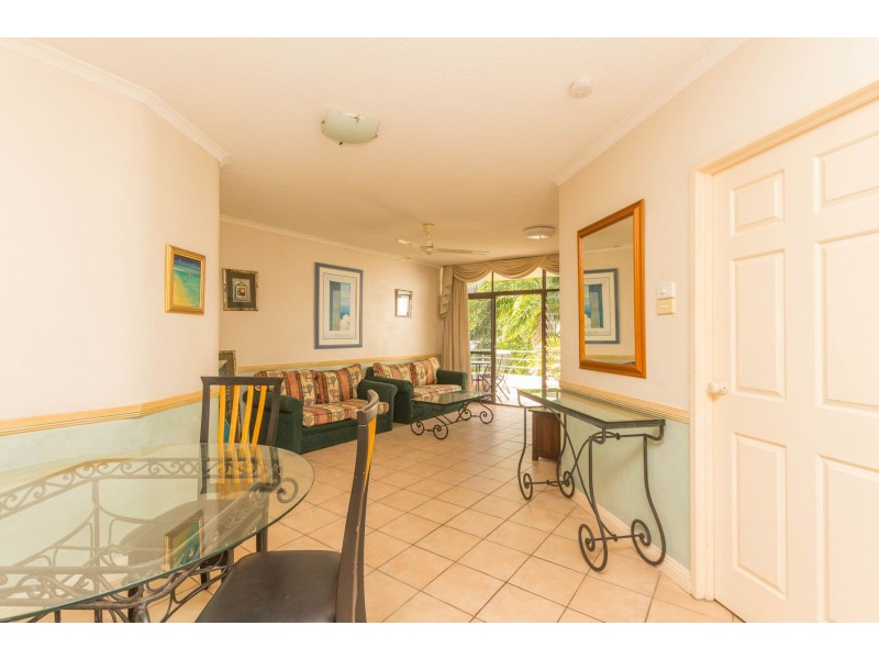 10/221 Lake Street, Cairns North QLD 4870