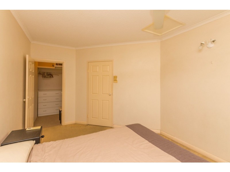 10/221 Lake Street, Cairns North QLD 4870