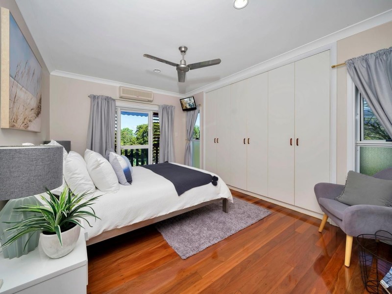 17 Solomon Place, Mooroobool QLD 4870
