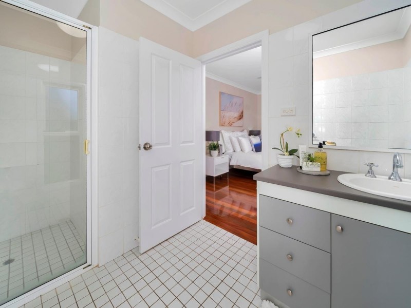 17 Solomon Place, Mooroobool QLD 4870