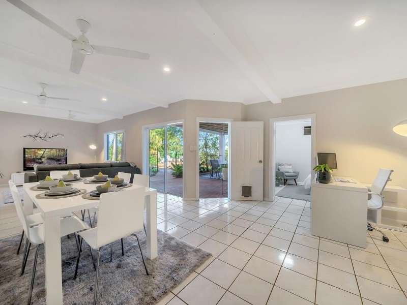 17 Solomon Place, Mooroobool QLD 4870