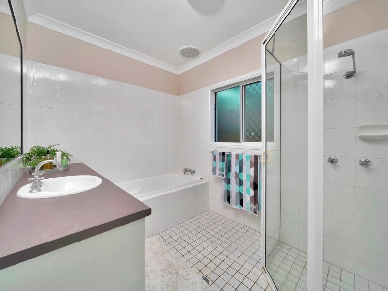 17 Solomon Place, Mooroobool QLD 4870