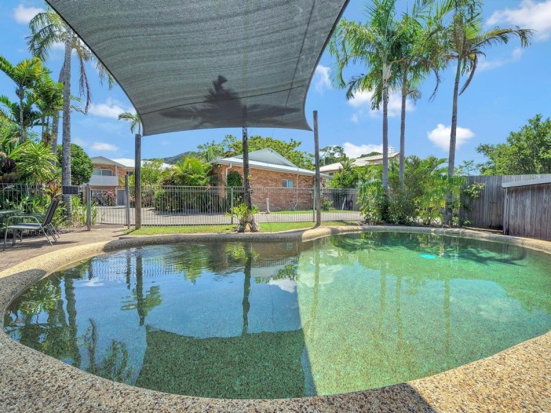 2/111 Callaghan Street, Mooroobool QLD 4870