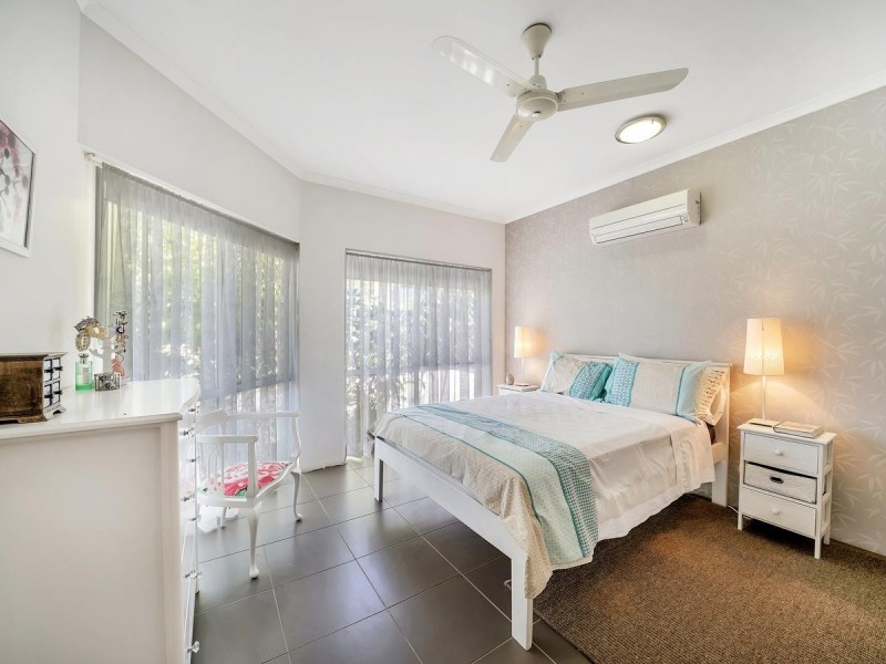 2/111 Callaghan Street, Mooroobool QLD 4870