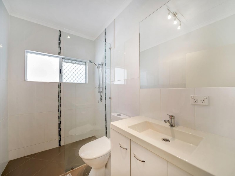 2/111 Callaghan Street, Mooroobool QLD 4870