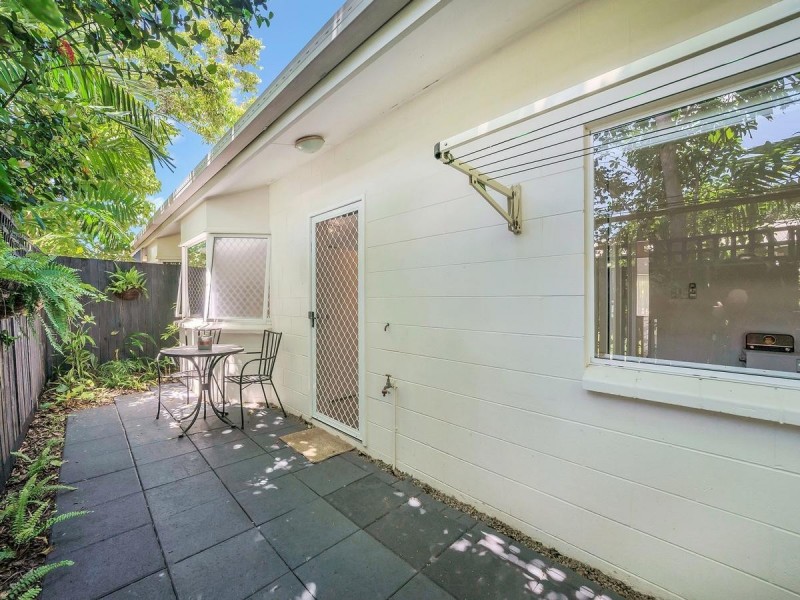 2/111 Callaghan Street, Mooroobool QLD 4870