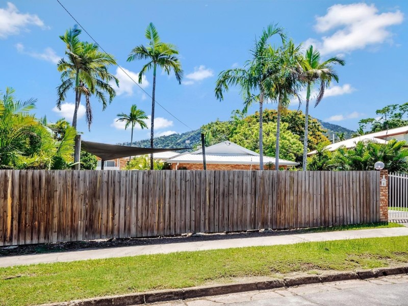 2/111 Callaghan Street, Mooroobool QLD 4870