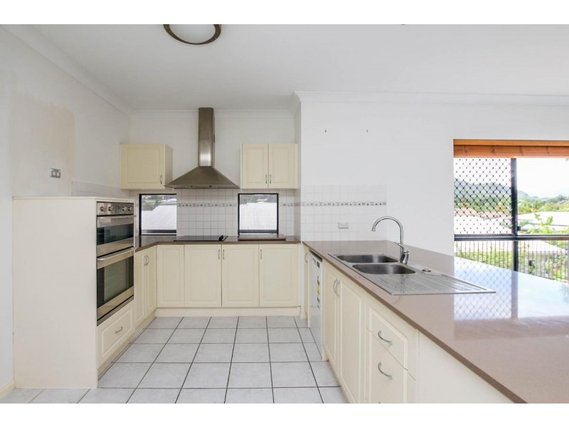 7 Eleanor Close, Mooroobool QLD 4870