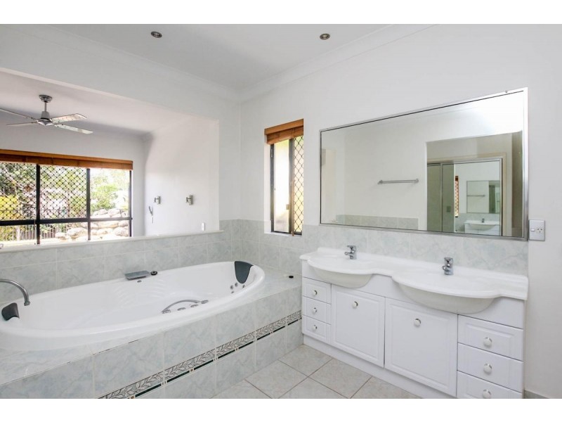 7 Eleanor Close, Mooroobool QLD 4870