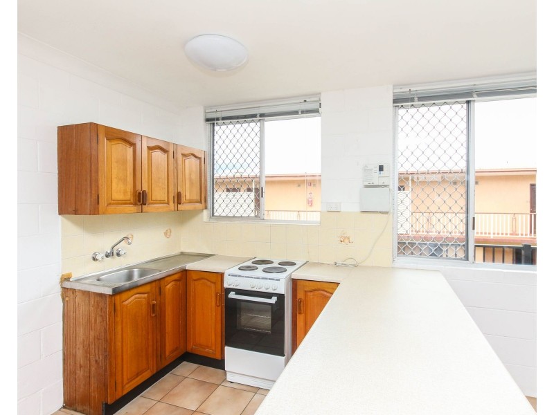 9/211 Lake Street, Cairns North QLD 4870