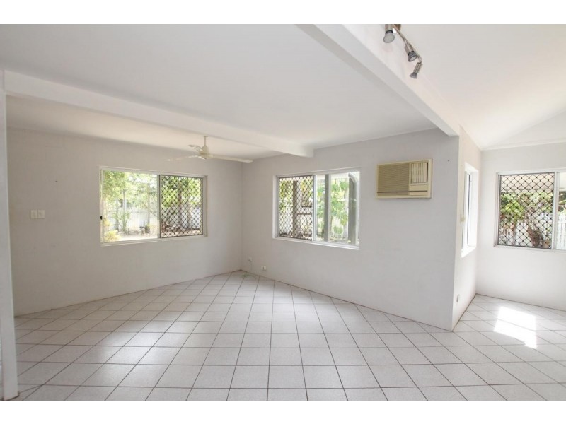 19 Baronia Crescent, Holloways Beach QLD 4878