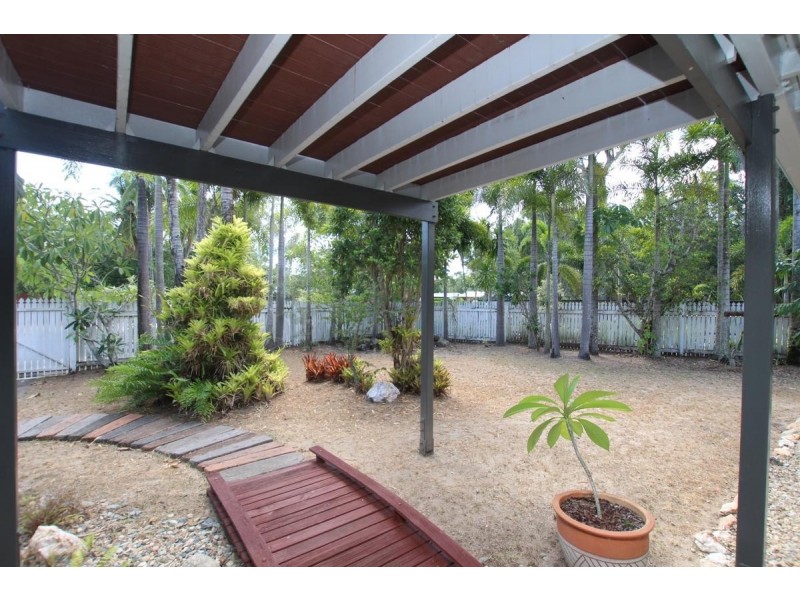 19 Baronia Crescent, Holloways Beach QLD 4878