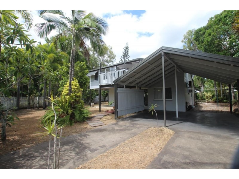 19 Baronia Crescent, Holloways Beach QLD 4878