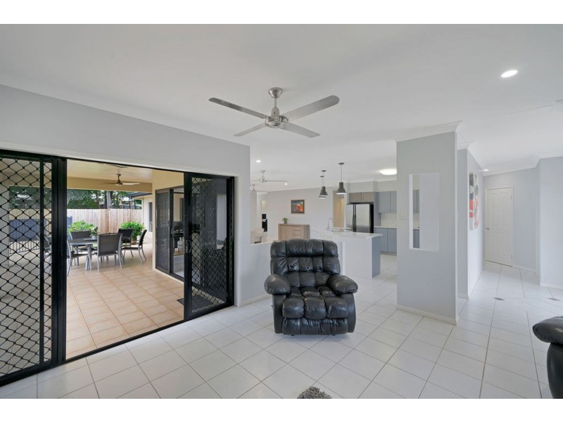 3 Nell Close, Kanimbla QLD 4870