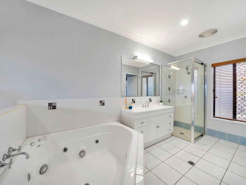 3 Nell Close, Kanimbla QLD 4870