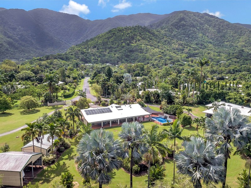 17-19 Soderberg Close, Redlynch QLD 4870