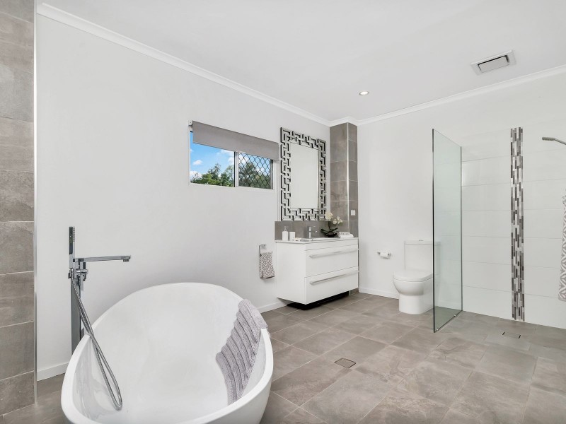 17-19 Soderberg Close, Redlynch QLD 4870