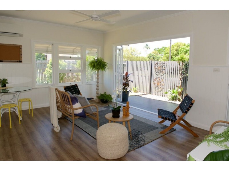 1 & 2/8 Earl Street, Westcourt QLD 4870