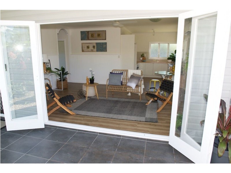 1 & 2/8 Earl Street, Westcourt QLD 4870