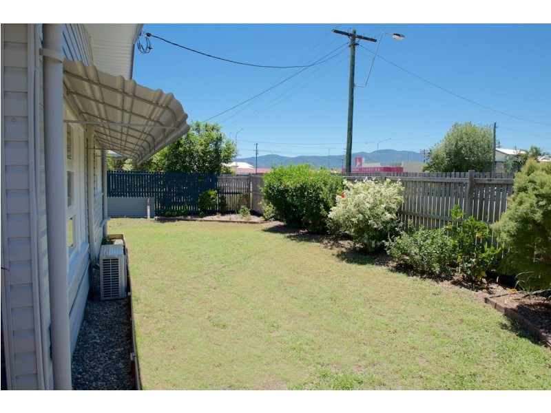 1 & 2/8 Earl Street, Westcourt QLD 4870