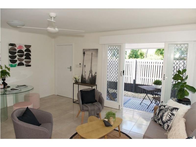 1 & 2/8 Earl Street, Westcourt QLD 4870