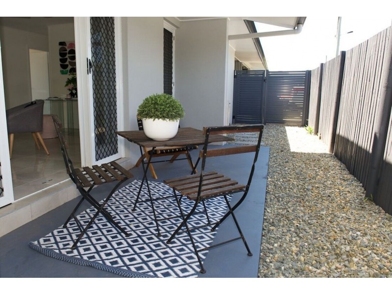 1 & 2/8 Earl Street, Westcourt QLD 4870