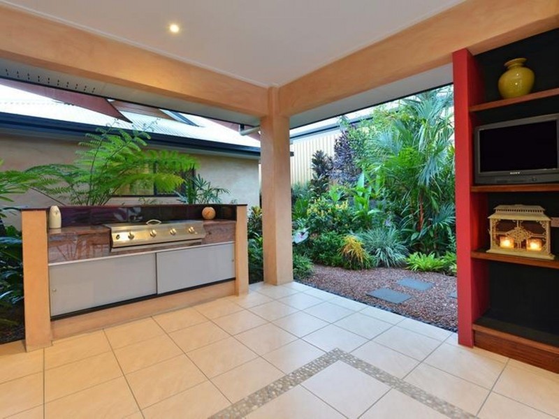 1 Finchley Close, Redlynch QLD 4870