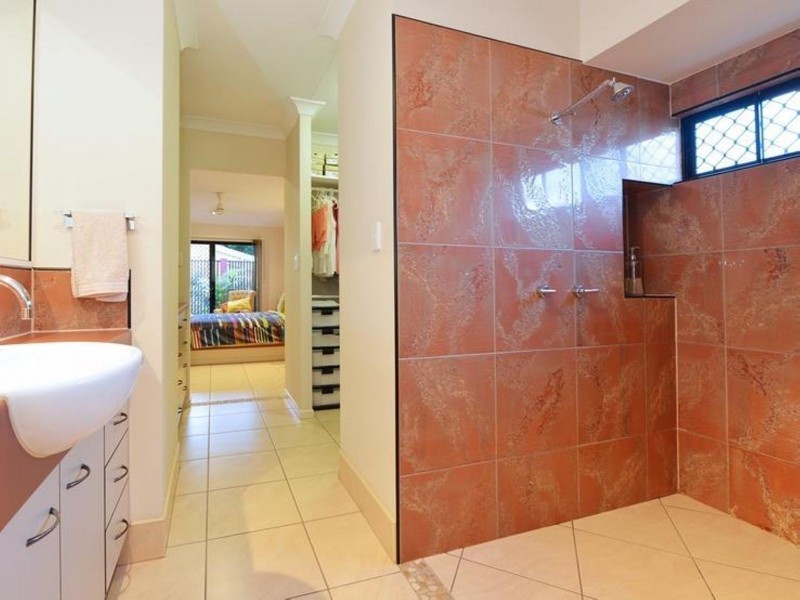 1 Finchley Close, Redlynch QLD 4870