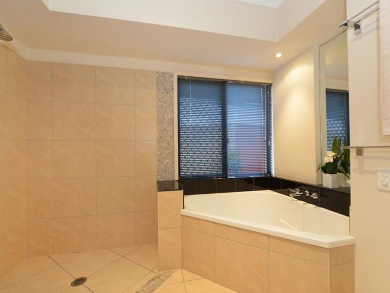 1 Finchley Close, Redlynch QLD 4870