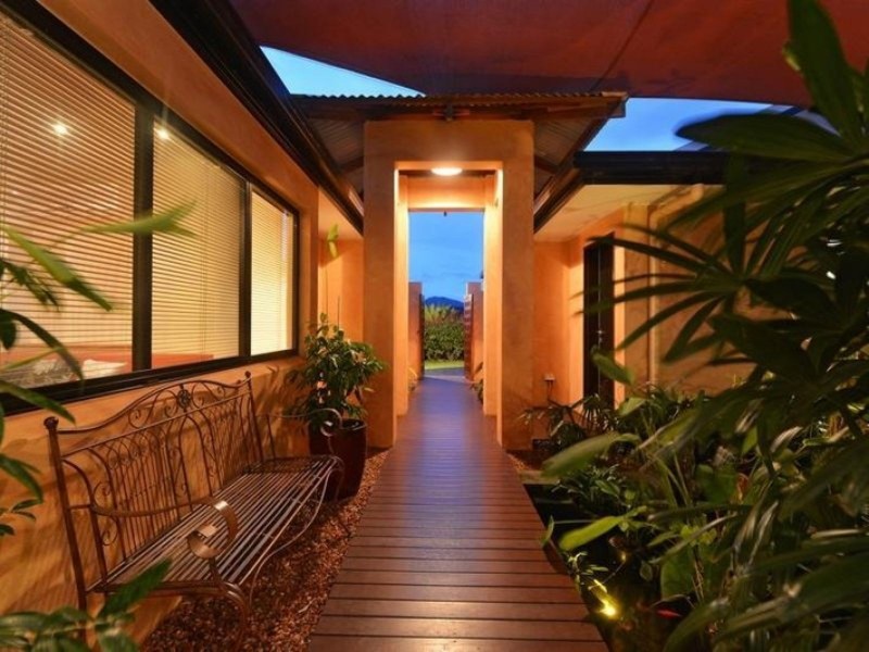 4 Finchley Close, Redlynch QLD 4870