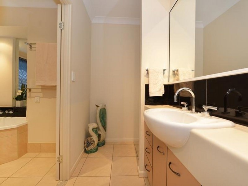4 Finchley Close, Redlynch QLD 4870