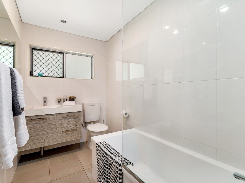16 Forum Close, Mooroobool QLD 4870