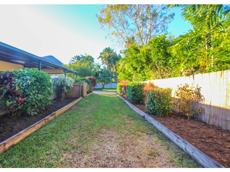 19 Kangaroo Street, Bentley Park QLD 4869