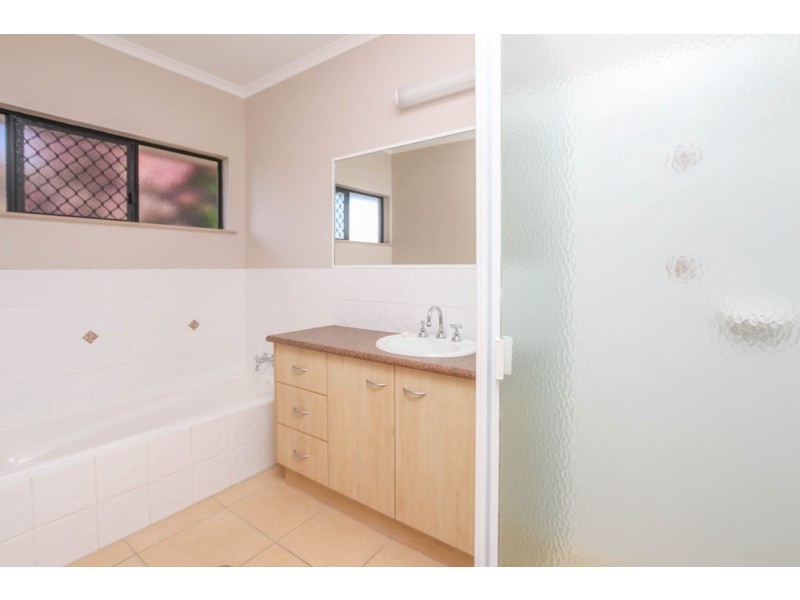 6 Nell Close, Kanimbla QLD 4870