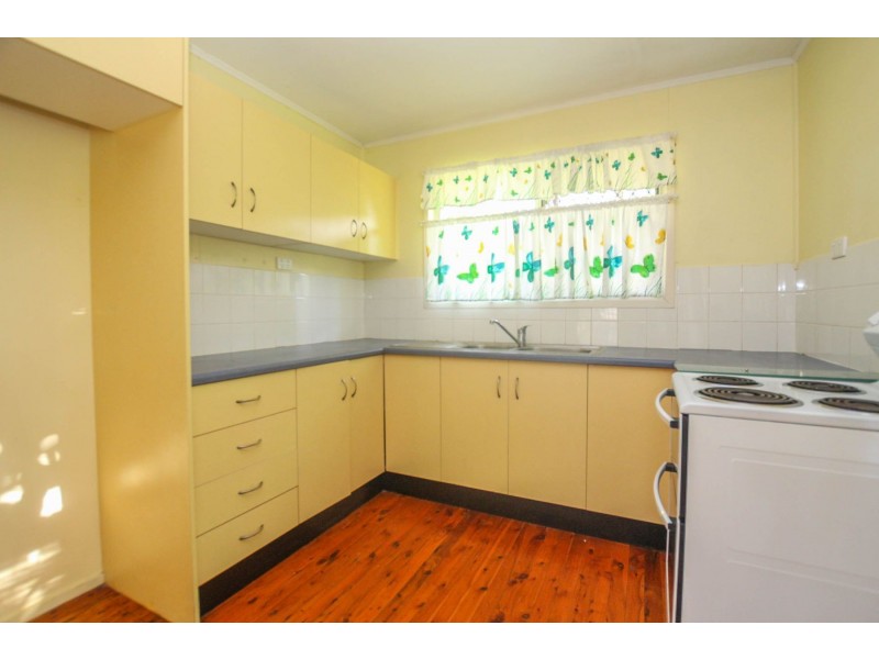 16 Witney Street, Manoora QLD 4870