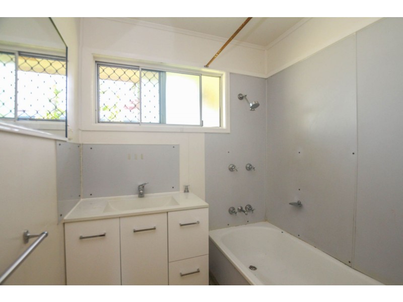 16 Witney Street, Manoora QLD 4870