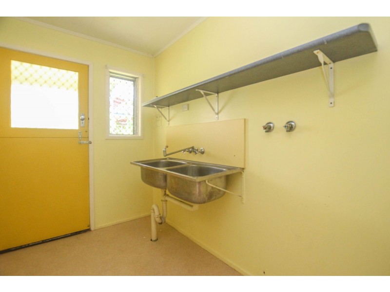 16 Witney Street, Manoora QLD 4870