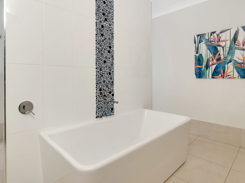4 Barra Close, Kanimbla QLD 4870