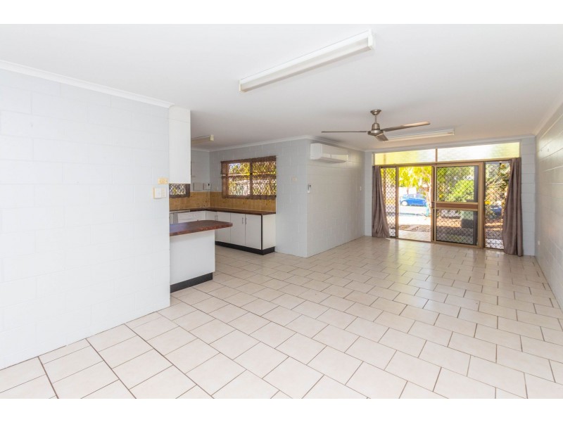 2/10 Vivian Close, Westcourt QLD 4870