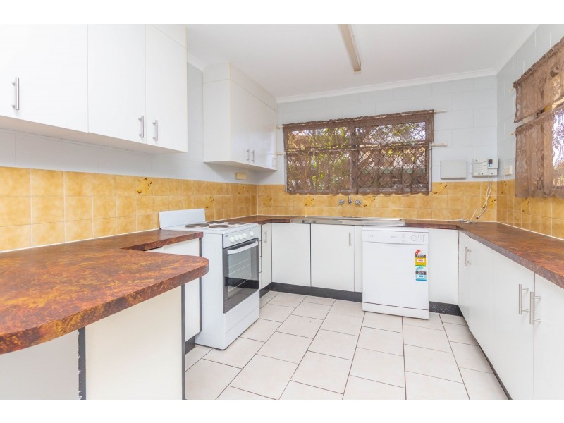 2/10 Vivian Close, Westcourt QLD 4870