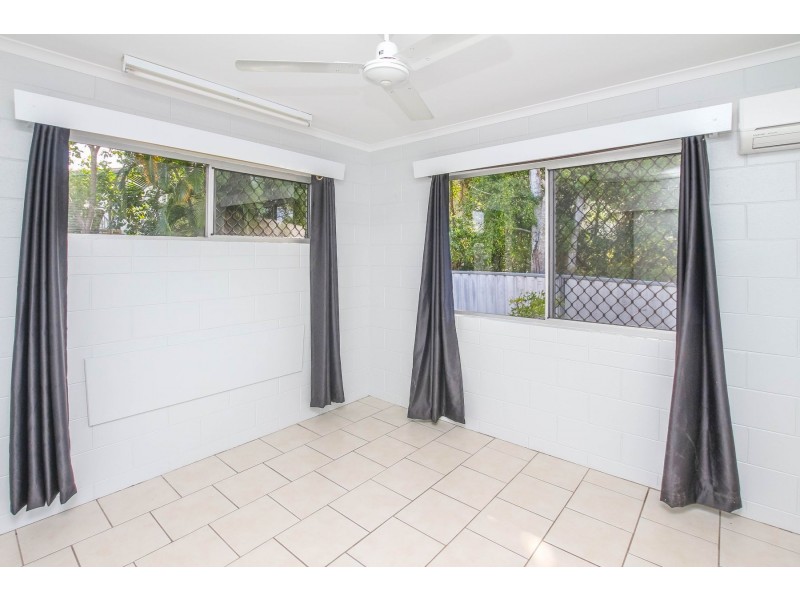 2/10 Vivian Close, Westcourt QLD 4870