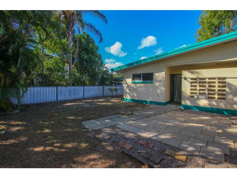 2/10 Vivian Close, Westcourt QLD 4870