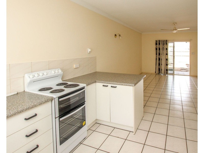 2/364 McCoombe Street, Mooroobool QLD 4870